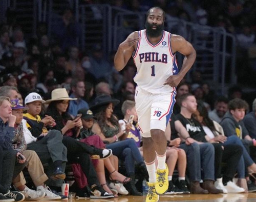 中场位置的 中场位置的